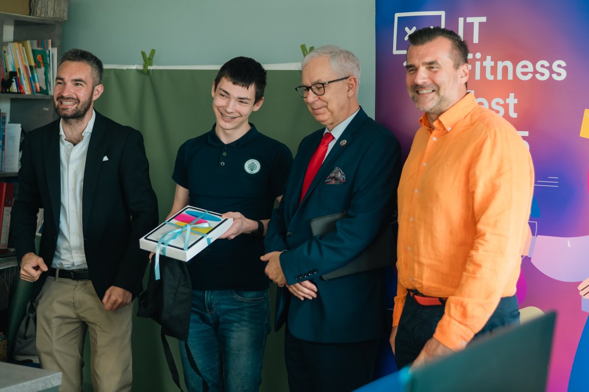 CyfrowaPolska's tweet photo. Ponownie odwiedziliśmy #Poznań, który w tym roku już po raz drugi dołączył do inicjatywy #ITFitnessTest.
Spotkania w dwóch szkołach były całkiem emocjonalne, między innymi dlatego, że mieliśmy okazję ponownie spotkać się z zeszłorocznym laureatem całego ogólnopolskiego projektu 😊
Towarzyszył nam Pełnomocnik Prezydenta Miasta Poznania ds. Smart City Michał Łakomski, senator @W_Witkowski_ oraz Paweł Darmosz z firmy @iSpotPL, która ufundowała nagrody dla najlepszych uczniów 🎁
ℹ️ Projekt wspiera Unia Europejska (poprzez agencję @EUErasmusPlus) oraz @VisegradFund. Inicjatywie patronują @CYFRA_GOV_PL, @MEN_GOVPL, @MNiSW_GOV__PL, @MRiTGOVPL oraz @NASK_pl. Partnerami technologicznymi oraz fundatorami nagród są @AMD, @DellTech, @ESET, @HP, @iSpotPL, @LenovoPolska i @SamsungPolska.