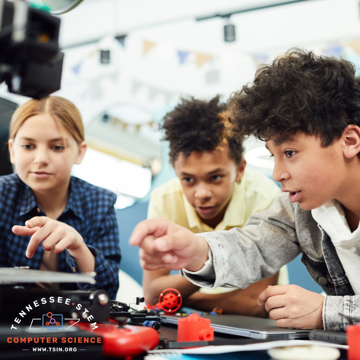 A new executive order calls for every K–12 student to learn about AI and computer science. We're making sure teachers are ready to lead the way.
Explore how we're supporting educators: computersciencetn.org