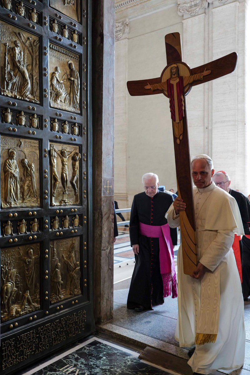 Jubileo de la Santa Sede, el Papa León XIV en procesión como peregrino de la esperanza atravesando la Puerta Santa
