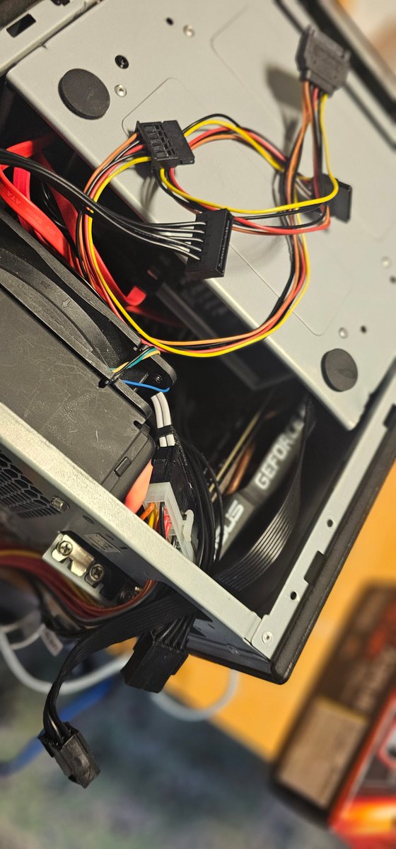 Antecの魔改造NSK-1380のPCも直したのだが、電源はアクアブルーPCに持っていかれたのでATX電源に換装しなきゃだな。
750Wの余りあるしそれでいいや。
ただ電源ケーブル類外だししてるけどSATAのが分岐ケーブルで外だししてたから単に延長するだけのケーブル買おう。