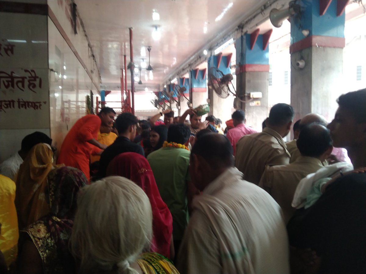 ravichetan12's tweet photo. करना और दुर्व्यवहार करना आम बात हो गई है। यह न केवल भक्तों के लिए परेशानी का सबब है, बल्कि धार्मिक स्थलों की गरिमा को भी ठेस पहुंचा रहा है। माँ विंध्यवासिनी की महिमा अपरंपार है, उनकी कृपा से ही हम सबका कल्याण होता है। माँ के दरबार में सभी भक्तों को सम्मान और गरिमा के साथ दर्शन https://t.co/Wjy4RiNS9z