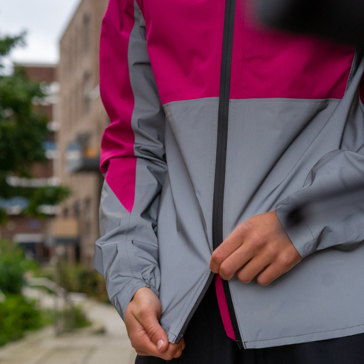 MadisonClothing's tweet image. Bike Week is about cycling and daily life, so why not commute by bike? Our Stellar jacket is essential- waterproof, reflective and packable. Discover: brnw.ch/BikeWeekCommute
Get involved with #BikeWeek, visit @wearecyclinguk for more.
#madisonclothing #rideeverywear