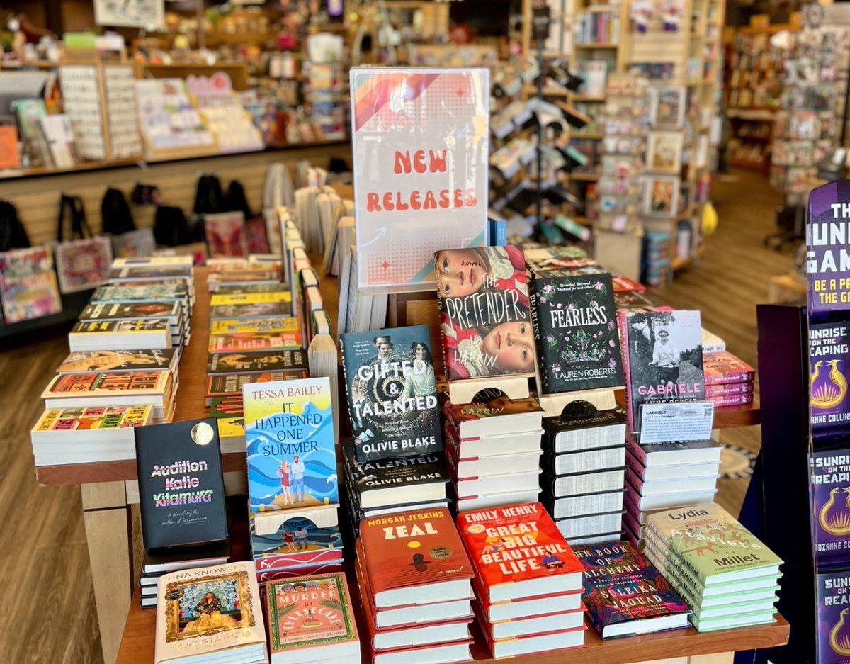 7 Local Independent Bookstores and Libraries for Summer Reads
phoenixmag.com/2025/06/05/7-l…