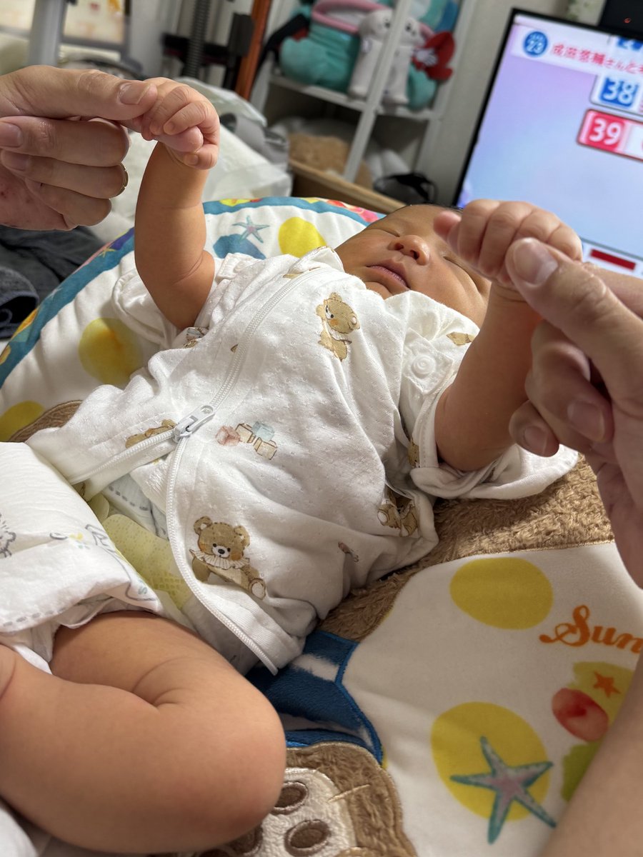 5月29日に新しい家族が増えました！👦🏻
あっという間に10日が過ぎて、毎日いろんな表情をしてくれるメカJr🤣
入院から4日間生まれなかったおかげで入院中に花火が見れるラッキーベビたん🎆
いつか一緒にバイク乗ろうね🏍️