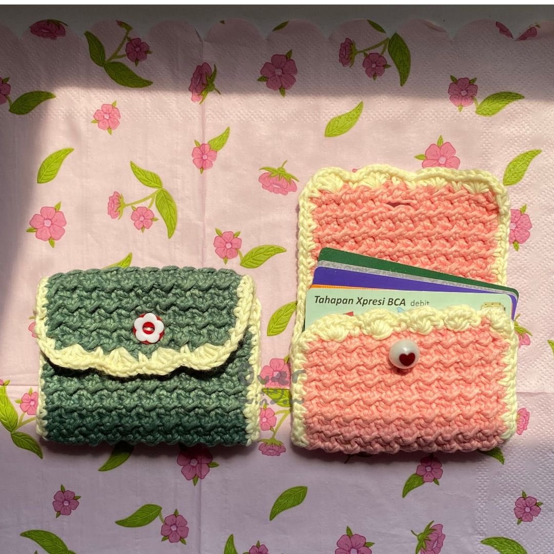 ramadaniayy's tweet photo. Memberanikan diri untuk menjual produk rajut pertamaku🧶 

Namanya card holder “Sequoia”. Ada 2 warna: emerald &amp; peach. Variannya bs pilih juga buat dijadikan trinket  (gen z coded)🤪

If u’re interested buat join pre-ordernya, dont hesitate mampir di: https://t.co/3HI74DyMwo 💗 https://t.co/UmDm5vBMpc