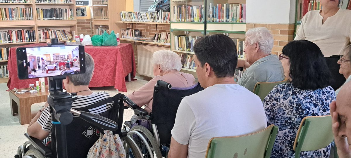 Hoy hemos vivido una experiencia transgeneracional de aprendizaje servicio , en la que jóvenes y mayores hemos disfrutado del teatro, del pasado y del futuro. Gracias a l@s residentes de <a href="/grupoamavir/">GrupoAmavir</a>.