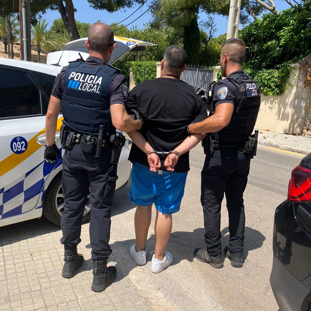 La Policía Local detuvo el sábado a un adulto y a un menor, acusados del intento de robo en un chalet de Bendinat.

Ésta y otras noticias, la agenda de la semana y la actualidad del deporte en Calvià en el #Informativo📰 de la emisora municipal

🎧👉shre.ink/ec41