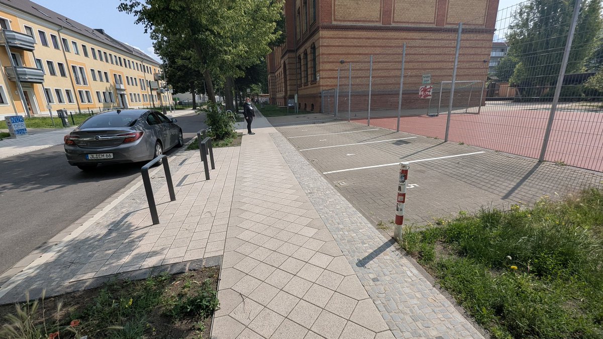 Wie kommt man auf so ne Idee, und vorallem wer hätte diese sinnbefreite idee mit den Bügeln? <a href="/Ottostadt/">Ottostadt Magdeburg</a>