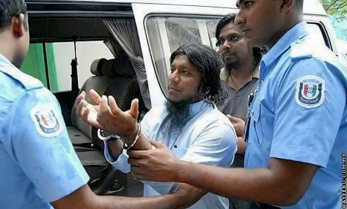 اِنَّا لِلّٰهِ وَاِنَّااِلَيْهِ رَاجِعُوْن 

ޔާ اَللّٰهُ , ޝެއިޚް ފަރީދުގެ، އެންމެހައި ފާފަތައް ފުއްސަވައި ހެޔޮ ރަޙްމަތް ލައްވައި ސުވަރުގެ މިންވަރު ކުރައްވާށި! އަދި ޢާއިލާއަށް ކެތްތެރިކަން ދެއްވާށި! 

آمیـــــــــــــن 🤲