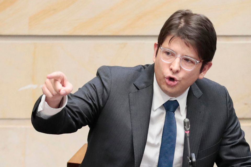 Atentados contra presidenciables: un mal recuerdo que revive en Colombia #TalCual #ClaroyRaspao

Web: talcualdigital.com/atentados-cont…