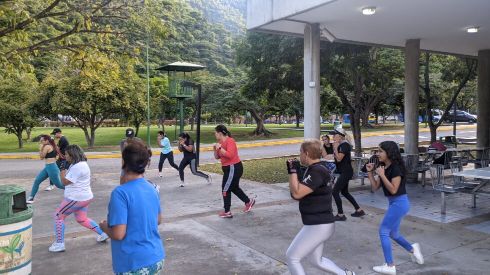 Extensión Social UCAB (@extsocialucab) on Twitter photo El <a href="/CSSI_UCAB/">Santa Inés UCAB</a> promueve la salud a través del ejercicio aeróbico mediante sesiones de "Kardio Kombate". Las clases cuestan $1 y se imparten dos veces a la semana en Parque Social
Detalles 🔗 goo.su/HWOC El <a href="/CSSI_UCAB/">Santa Inés UCAB</a> promueve la salud a través del ejercicio aeróbico mediante sesiones de "Kardio Kombate". Las clases cuestan $1 y se imparten dos veces a la semana en Parque Social
Detalles 🔗 goo.su/HWOC