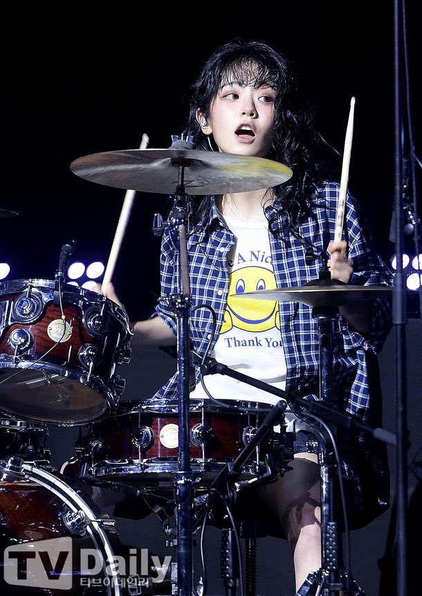 QWER チョダン、膝の怪我にも素敵な演奏（韓国メディア） 「不協和音を