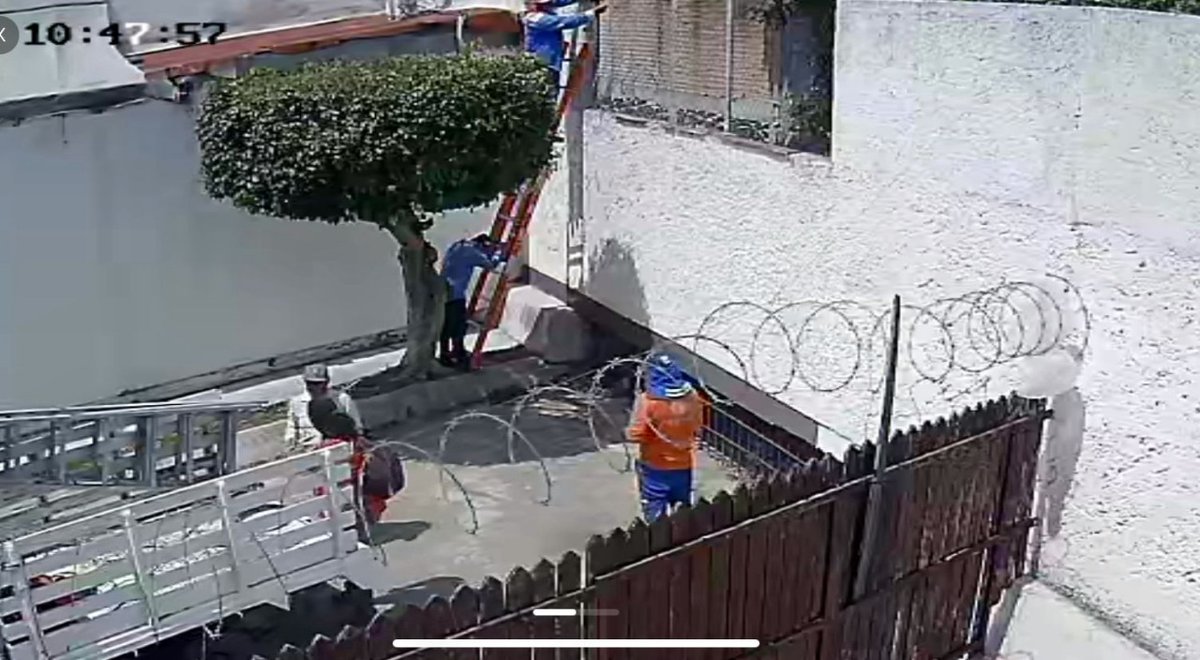 RRNoticiasqro's tweet image. 🔴#ReporteCiudadano🔴Se ha reportado que en Colinas del Cimatario, por la calle Cubilete y Acultzingo que colinda con el dren, se tiene un problema con los indigentes que viven dentro del #drenaje.

Estas personas hacen boquetes y tiran rejas para meterse a #robar. #Querétaro