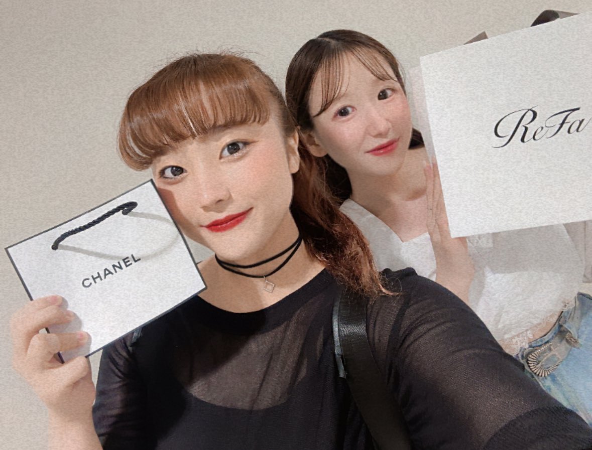 今日は沙希ちゃんとランチ✌️

2人とも誕生日が6月なんですが、2人ともプレゼント用意してるっていう奇跡起きました。笑

おCHANELちゃんいただいてしまいましたー！嬉しいー！使いまくります🫶

まじで一瞬で時間過ぎて楽しかった😂✌️

またゆっくり会いましょうね😎🙌
らぶです🫶

<a href="/sakiwing__627/">田頭沙希</a>