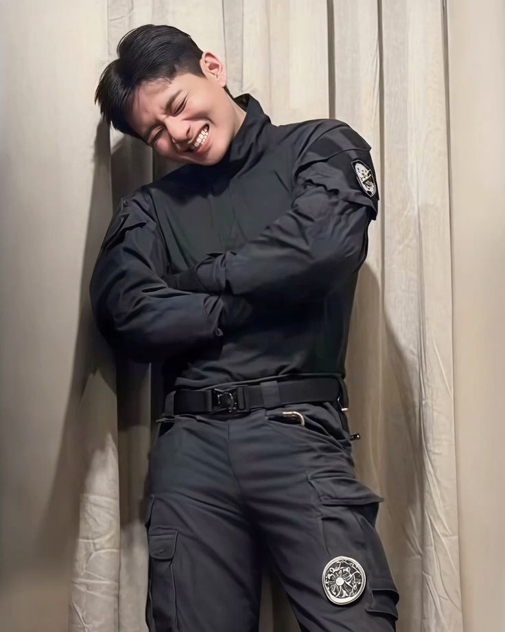 Kim Taehyung is officially discharged from military today!

TAEHYUNG RETURNS TODAY
#SEE_V_TODAY