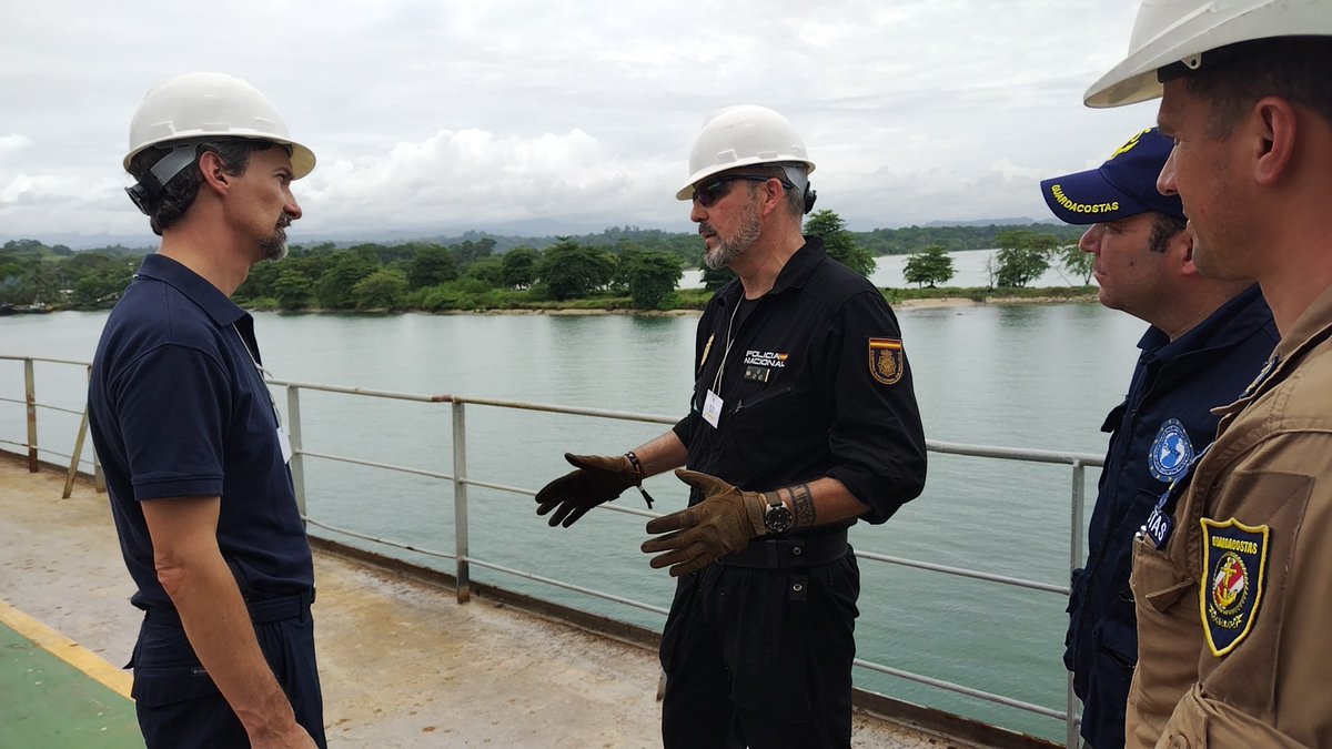 Desde Limón, certificamos el entrenamiento a funcionarios de <a href="/seguridadcrc/">Seguridad Pública</a>, parte de la cooperación de nuestro programa 🇪🇺 <a href="/seacopeu/">SEACOPEU</a>. Durante una semana fortalecimos sus habilidades en detección de estupefacientes en embarcaciones, con instructores de 🇪🇸 y 🇩🇴