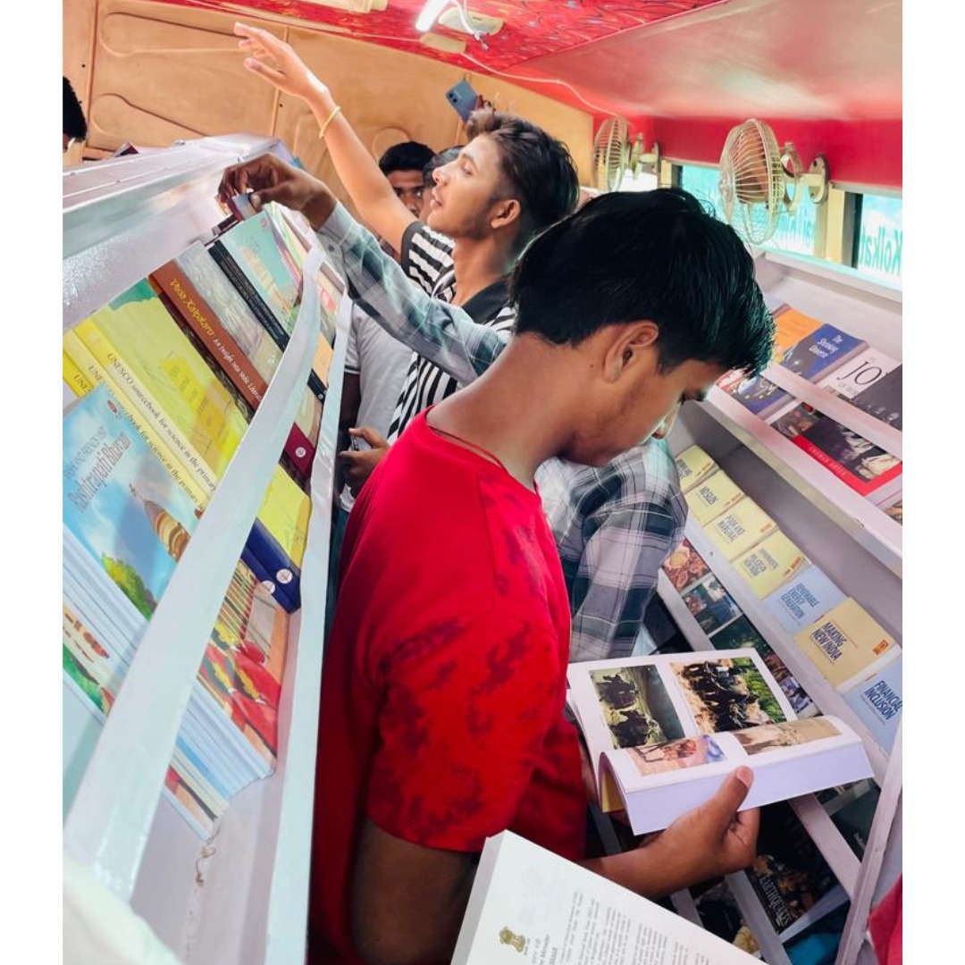 The #GangaPustakParikrama reached PM Shri Government Inter College, Muzaffarnagar.
The event saw enthusiastic participation as readers browsed through a wide range of books and chose their new favourites.

#BooksOnWheels #YouthForGanga #VoicesOfGanga