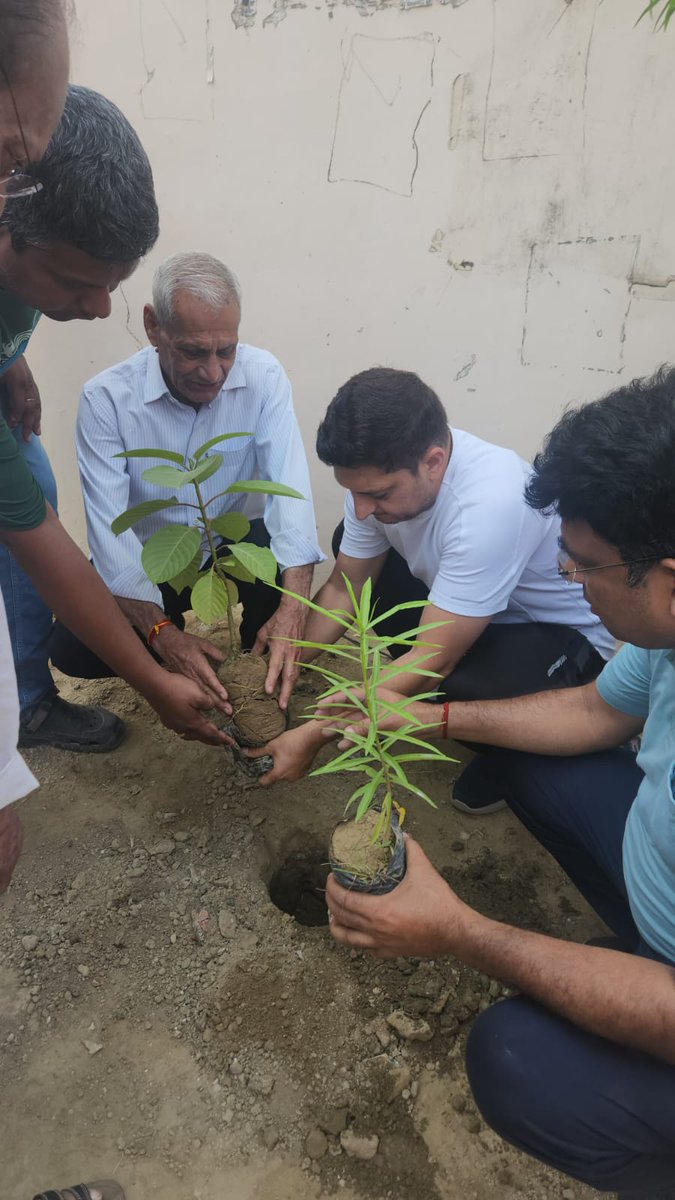 DeepakchauhanT's tweet image. 📍 एक पेड़ माँ के नाम 🌳
14th एवेन्यू में वृक्षारोपण कर &quot;एक पेड़ माँ के नाम&quot; अभियान की शुरुआत की गई।
हर पेड़ माँ की ममता, त्याग और शक्ति को समर्पित है।

🌱 हर पेड़ एक माँ का आशीर्वाद है।
#TreeForMother #GreenIndia #14thAvenue
