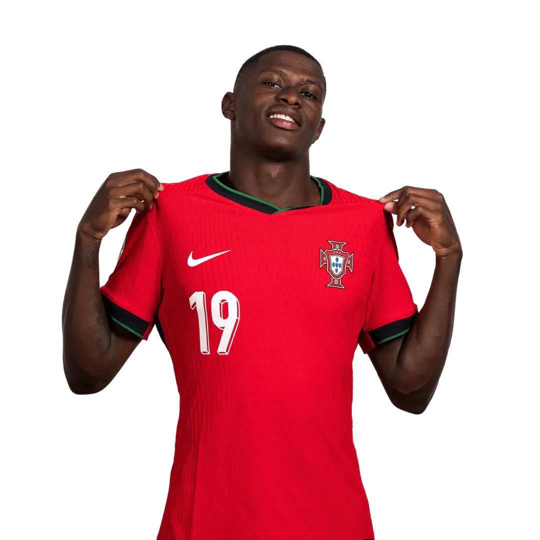 Já há muitos anos que não via um defesa esquerdo entusiasmar tanto e carregar uma equipa como fez o Nuno Mendes. Craque!