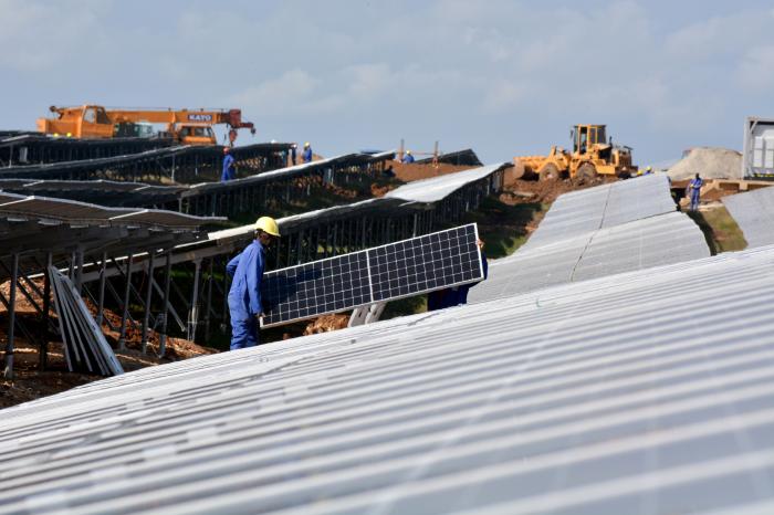 Periódico Granma (@granma_digital) on Twitter photo ☀️⚡Que los parques solares fotovoltaicos sincronizados al SEN generen una energía aproximada de 1 503 mwh, con 440 megawatts (MW) como máxima potencia, supone escalar un peldaño en el proyecto inversionista de la recuperación energética del país.
🔗 acortar.link/5aGdY6 ☀️⚡Que los parques solares fotovoltaicos sincronizados al SEN generen una energía aproximada de 1 503 mwh, con 440 megawatts (MW) como máxima potencia, supone escalar un peldaño en el proyecto inversionista de la recuperación energética del país.
🔗 acortar.link/5aGdY6