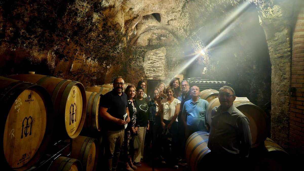 🍷 🍇Hoy hemos celebrado Junta Directiva del GAL Zona Centro de Valladolid en Bodegas Muelas (Tordesillas), conociendo sus nuevas instalaciones, cofinanciadas con fondos #Leader.

Aprobamos certificaciones y seguimos impulsando pymes rurales.

#DesarrolloRural #FondosEuropeos