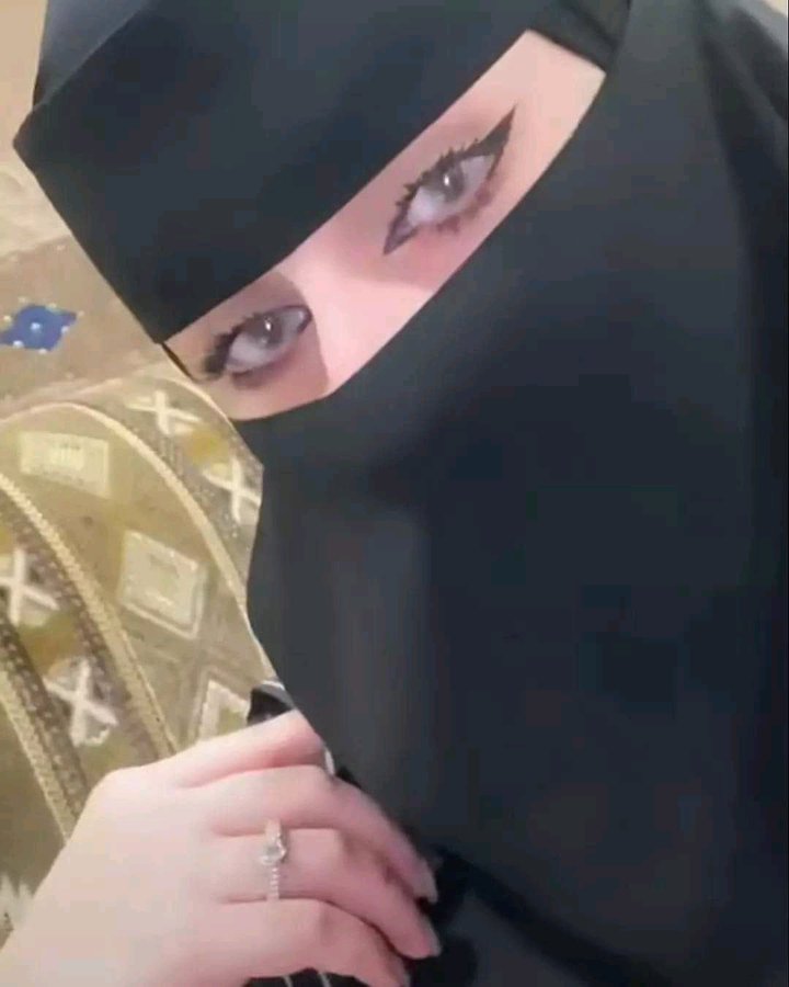 نفسي اعرف وش الفرق بيني وبين القمر !؟😇