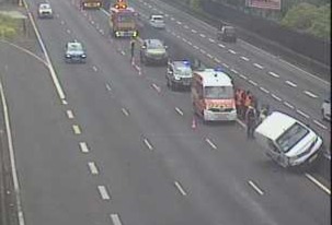 🚗Redoublez de prudence sur les routes de l'archipel. 🌧️☀️ Entre averses localisées, chaussées glissantes et trafic parfois dense, adaptez votre conduite :
✅ Réduisez votre vitesse
✅ Respectez les distances de sécurité
✅ Restez attentifs aux autres usagers (piétons, deux-roues