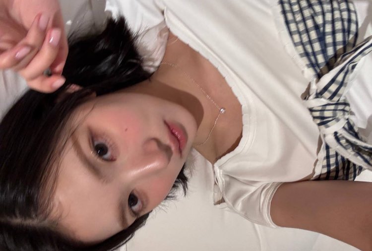 Jiwoo's tradition of taking selcas in her bed ₊°༺ 𖤓