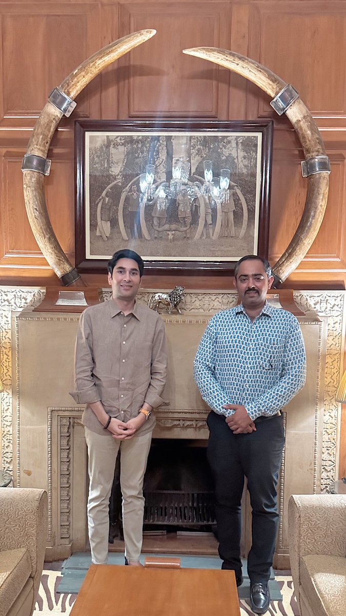 Anirudh D. Bharatpur (@thebharatpur) on Twitter photo рдЖрдЬ рдЬреЛрдзрдкреБрд░ рдХреЗ рдЙрдореИрдж рднрд╡рди рдкреИрд▓реЗрд╕ рдореЗрдВ рдмрд╛рдбрд╝рдореЗрд░ рдХреЗ рд░рд╛рд╡рдд рддреНрд░рд┐рднреБрд╡рди рд╕рд┐рдВрд╣ рдЬреА рд╕реЗ рднреЗрдВрдЯ рдХрд░рдиреЗ рдХрд╛ рд╕реМрднрд╛рдЧреНрдп рдкреНрд░рд╛рдкреНрдд рд╣реБрдЖред рдПрдХ рдЕрддреНрдпрдВрдд рд╢рд╛рд▓реАрди рдФрд░ рд╡рд┐рдЪрд╛рд░рд╢реАрд▓ рд╡реНрдпрдХреНрддрд┐рддреНрд╡ред рд╣рдорд╛рд░реА рдмрд╛рддрдЪреАрдд рдореЗрдВ рдмрд╛рдбрд╝рдореЗрд░ рдХреЗ рд▓рд┐рдП рдЙрдирдХреА рджреВрд░рджреГрд╖реНрдЯрд┐, рд╕рдВрдпреБрдХреНрдд рд░рд╛рд╖реНрдЯреНрд░ рдореЗрдВ рдирд┐рднрд╛рдИ рдЧрдИ рдЙрдирдХреА рд╡рд┐рд╡рд┐рдз рднреВрдорд┐рдХрд╛рдПрдВ, рдФрд░ рдЬреЛрдзрдкреБрд░ рдХреЗ рдмрд╛рдкрдЬреА рдХреЗ рдкреНрд░рддрд┐ рд╣рдорд╛рд░реА рд╕рд╛рдЭрд╛ рдЖрдЬ рдЬреЛрдзрдкреБрд░ рдХреЗ рдЙрдореИрдж рднрд╡рди рдкреИрд▓реЗрд╕ рдореЗрдВ рдмрд╛рдбрд╝рдореЗрд░ рдХреЗ рд░рд╛рд╡рдд рддреНрд░рд┐рднреБрд╡рди рд╕рд┐рдВрд╣ рдЬреА рд╕реЗ рднреЗрдВрдЯ рдХрд░рдиреЗ рдХрд╛ рд╕реМрднрд╛рдЧреНрдп рдкреНрд░рд╛рдкреНрдд рд╣реБрдЖред рдПрдХ рдЕрддреНрдпрдВрдд рд╢рд╛рд▓реАрди рдФрд░ рд╡рд┐рдЪрд╛рд░рд╢реАрд▓ рд╡реНрдпрдХреНрддрд┐рддреНрд╡ред рд╣рдорд╛рд░реА рдмрд╛рддрдЪреАрдд рдореЗрдВ рдмрд╛рдбрд╝рдореЗрд░ рдХреЗ рд▓рд┐рдП рдЙрдирдХреА рджреВрд░рджреГрд╖реНрдЯрд┐, рд╕рдВрдпреБрдХреНрдд рд░рд╛рд╖реНрдЯреНрд░ рдореЗрдВ рдирд┐рднрд╛рдИ рдЧрдИ рдЙрдирдХреА рд╡рд┐рд╡рд┐рдз рднреВрдорд┐рдХрд╛рдПрдВ, рдФрд░ рдЬреЛрдзрдкреБрд░ рдХреЗ рдмрд╛рдкрдЬреА рдХреЗ рдкреНрд░рддрд┐ рд╣рдорд╛рд░реА рд╕рд╛рдЭрд╛