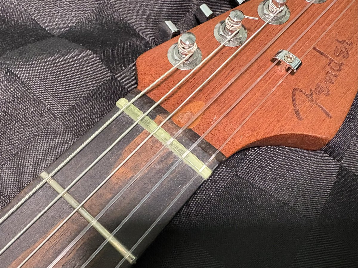 #ラルクセッション機材レポ

アコスタ続き

今回Curious-InstrumentSの砂押さんに依頼してナイロン用⇔スティール用と簡単に切り替えできるナットを作っていただきました！

取り外し可能なナット本体と
ナット溝に合わせた台座がセットで、
簡単に付け替えが可能です！

x.com/kanata_gt/stat…