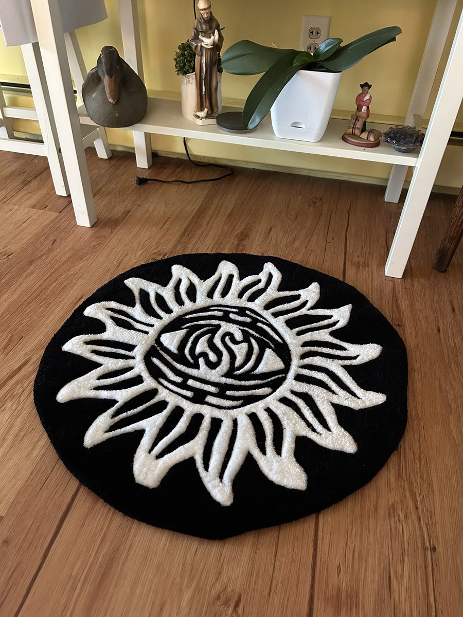 Custom <a href="/SunshineAttire/">☀️</a> rug ❤️

MSG ME FOR CUSTOM RUG ORDERS 🤟
