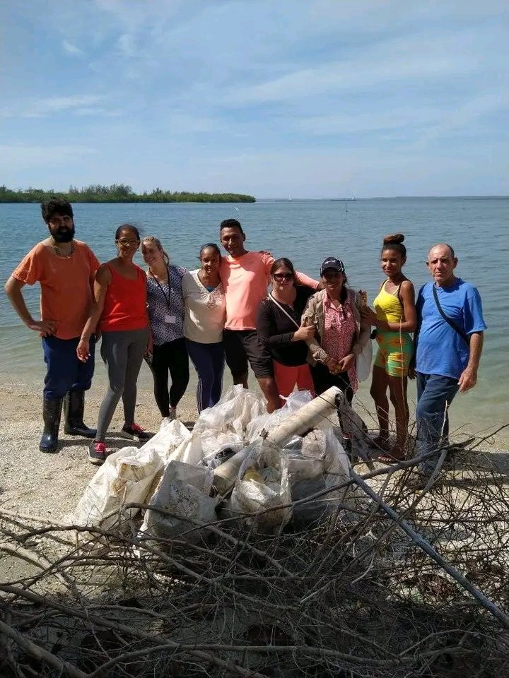 geiq_oc's tweet photo. Con el lema "Poner fin a la contaminación por plásticos" y con gran entusiasmo, celebró  el colectivo de #Equifa este 5 de junio el Día Mundial del Medio Ambiente. Una jornada de limpieza de áreas verdes y el litoral costero de la bahía cienfueguera. Por mares más limpios. https://t.co/dh8Ir35OFB