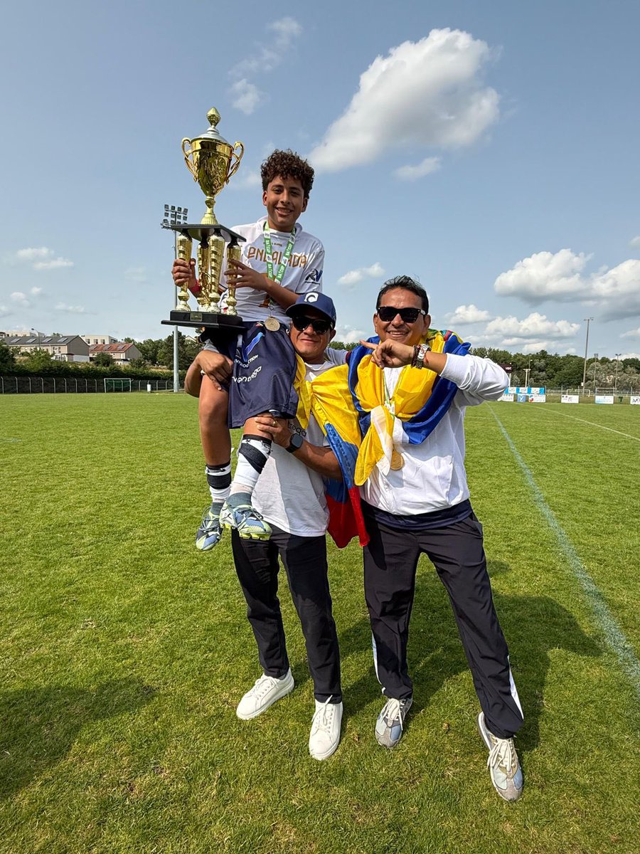 RadioDibluFM's tweet photo. 👏🏻 ¡DESTACAN INTERNACIONALMENTE!

El equipo ecuatoriano de fútbol del Liceo Los Delfines ganó la BACUP 2025 desarrollada en París, Francia, y se coronó campeón al vencer 2-1 en la final a los franceses del Meax Rogue 🏆

Además, vencieron a equipos de Francia, Bélgica y Suiza para llegar a lo más alto del torneo 🔝

#DibluPorElMundo