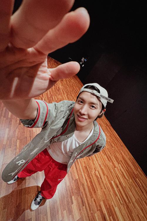 📸 INSTAGRAM

J-Hope channel posts:
Final~~~ thump thump*💓

✒️* onomatopoeia of heart beating fast