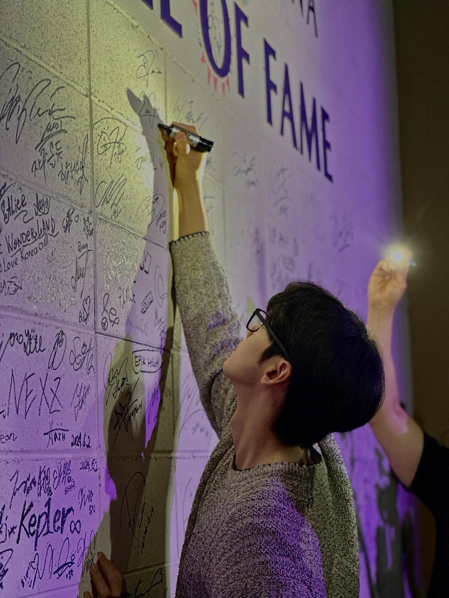 mugimobob's tweet photo. I knew it looked different but this pic of Eunwoo proves someone signed for Binnie 🥺🥺 Thanks for doing that for Bin 🤍
#MOONBIN #문빈
#아스트로 #ASTRO #STARGRAPHY
#아로하 #AROHA  💜 https://t.co/yE45hFePGs