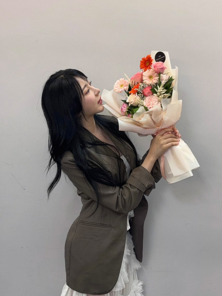 250609 이채연 인스타그램

풋풋한 로맨스 제작 발표회 
인생 첫..제발회😆
instagram.com/p/DKrvnllB4o-/…