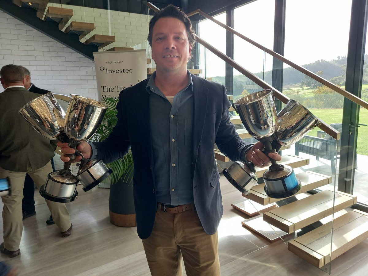 Fiona McDonald (@fionamcdonaldsa) on Twitter photo A man who knows how to juggle an armful of trophies... Hagen Viljoen of <a href="/ZevenwachtWines/">Zevenwacht Wines</a> A man who knows how to juggle an armful of trophies... Hagen Viljoen of <a href="/ZevenwachtWines/">Zevenwacht Wines</a>
