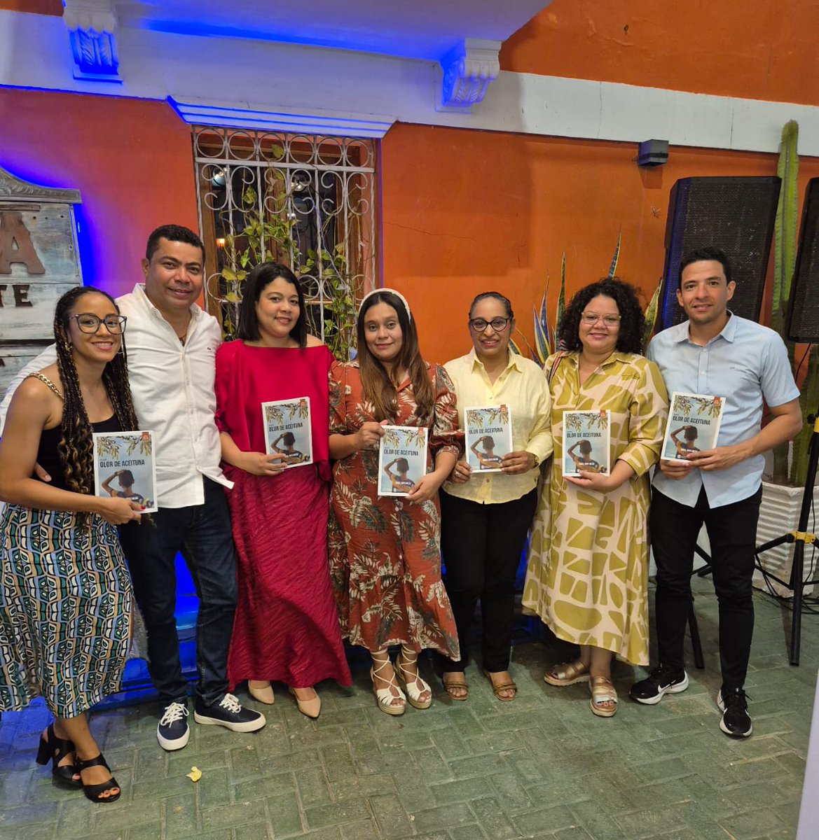 clan_isho's tweet photo. ✨ El sábado, Olor de aceituna no solo se presentó: se celebró.
Música, libros, cócteles, risas, memorias, abrazos.
Una noche que nos recordó por qué leer —y encontrarnos— es una forma de resistir y de amar.

Gracias, Ángel Roys Mejía. 

#OlorDeAceituna #ClanIisho https://t.co/Aw09QCor0K