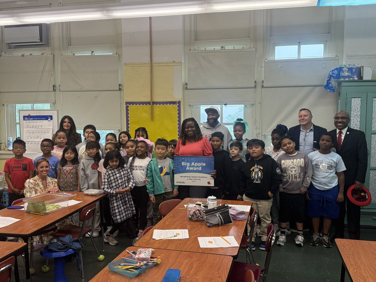 david_possner's tweet image. Congratulations to our District 31 Big Apple winner, Valerie Facciola at @PS21si.  We are so proud of you!  Valerie is 1 of just 9 teachers citywide to win the Big Apple award!