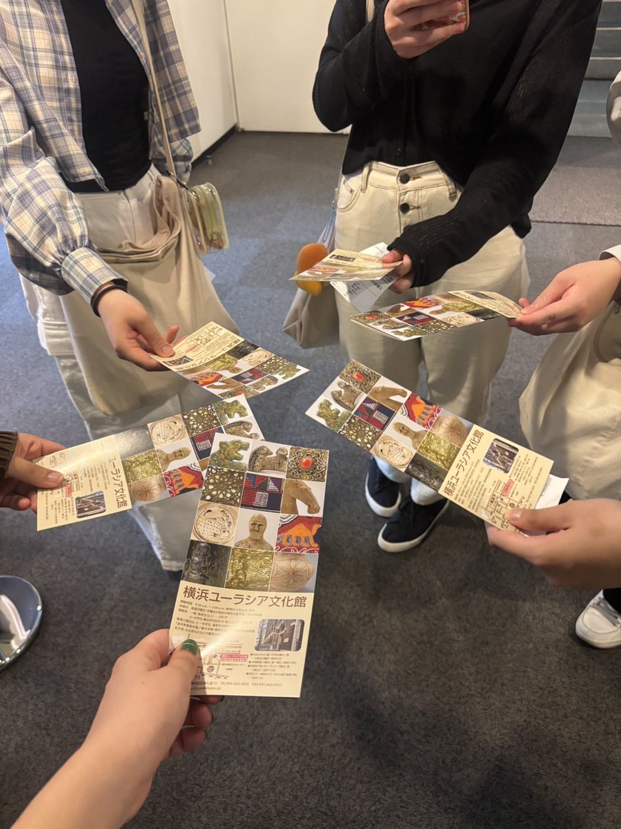 tsuru_potasa's tweet image. 【ポタ女子会】
一年生が企画してくれて、横浜ユーラシア文化館に行ってきました！たまたまモンゴルイベントに遭遇し、馬頭琴を弾く体験や民族衣装を着させてもらいました。粘土板に掘られた楔形文字を読むコーナーもありました！我らがこぶうしくんもいました🐄
#ポタサー　#横浜ユーラシア文化館