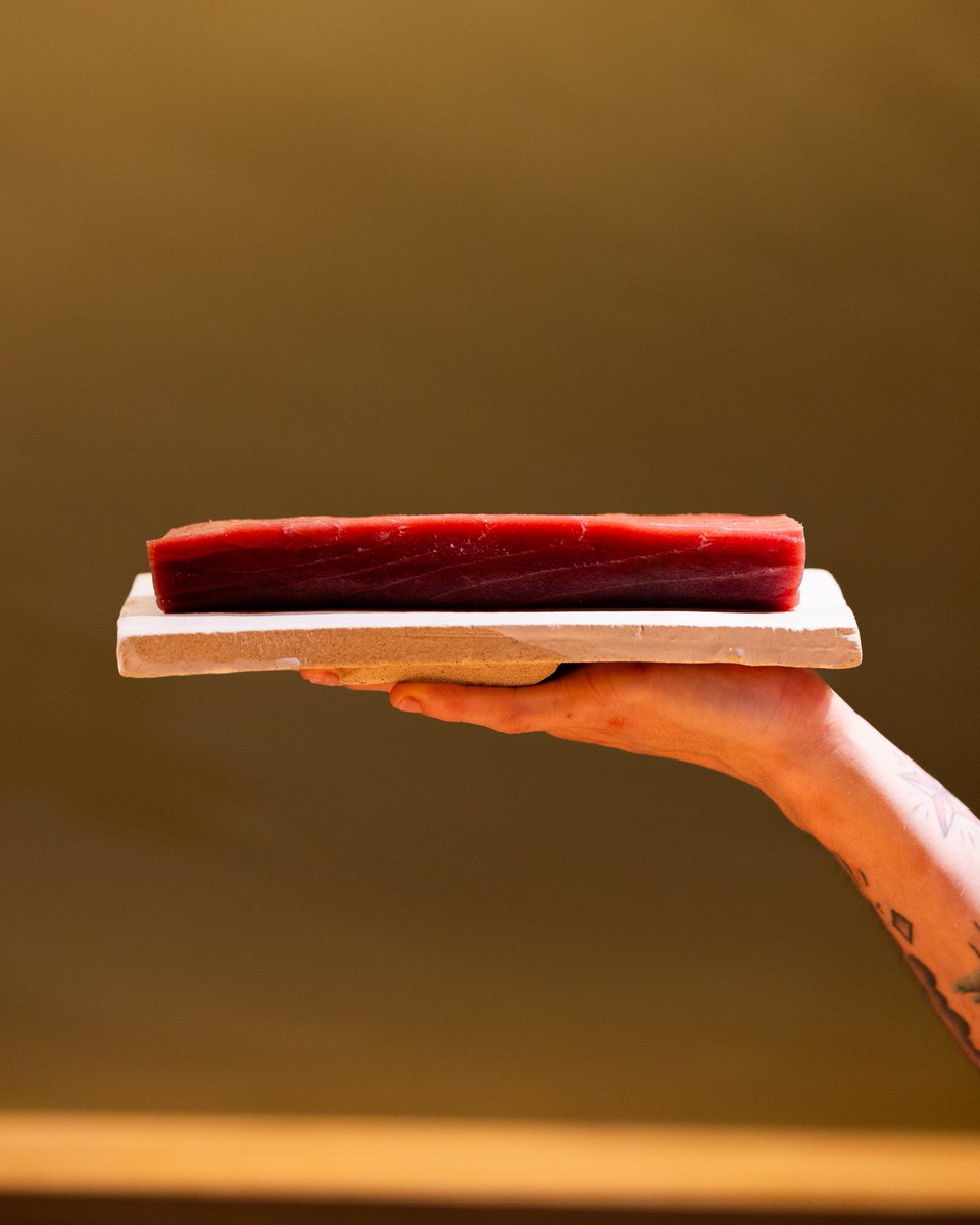 El origen de todo en KINU: pescado fresco, seleccionado con rigor y respeto, listo para convertirse en algo excepcional.