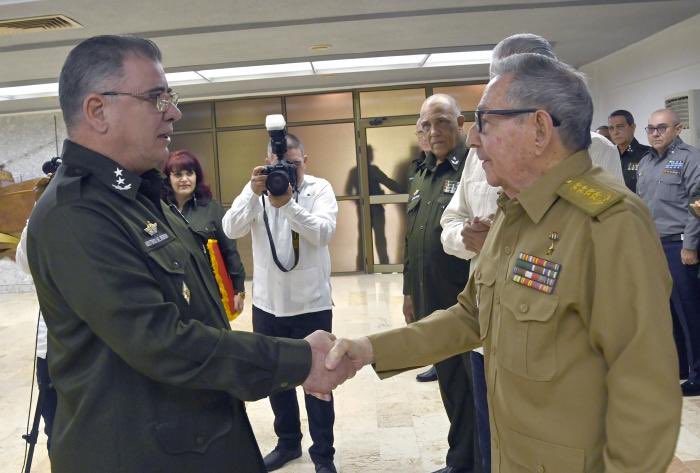 🌟 Extendemos nuestras felicitaciones al compañero Lázaro Alberto Álvarez Casas, Ministro del Interior de la República de Cuba, quien fue ascendido al grado militar de general de Cuerpo de Ejército.

¡Le deseamos nuevos éxitos en su alto cargo de responsabilidad!