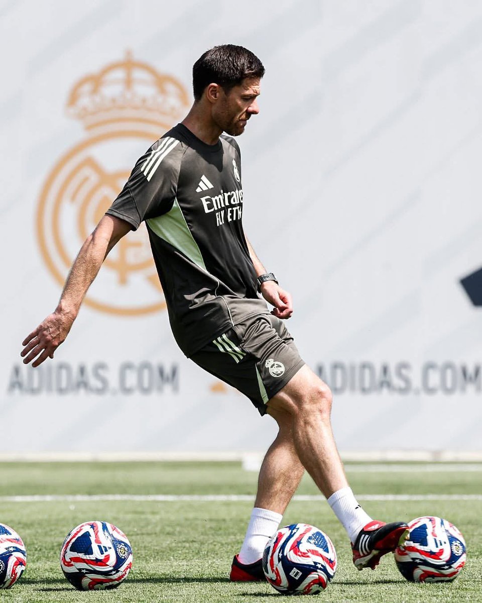 Fanaticos_FC_'s tweet photo. Xabi Alonso dirigió su primer entrenamiento con el Real Madrid https://t.co/7g6Wc83Xd1