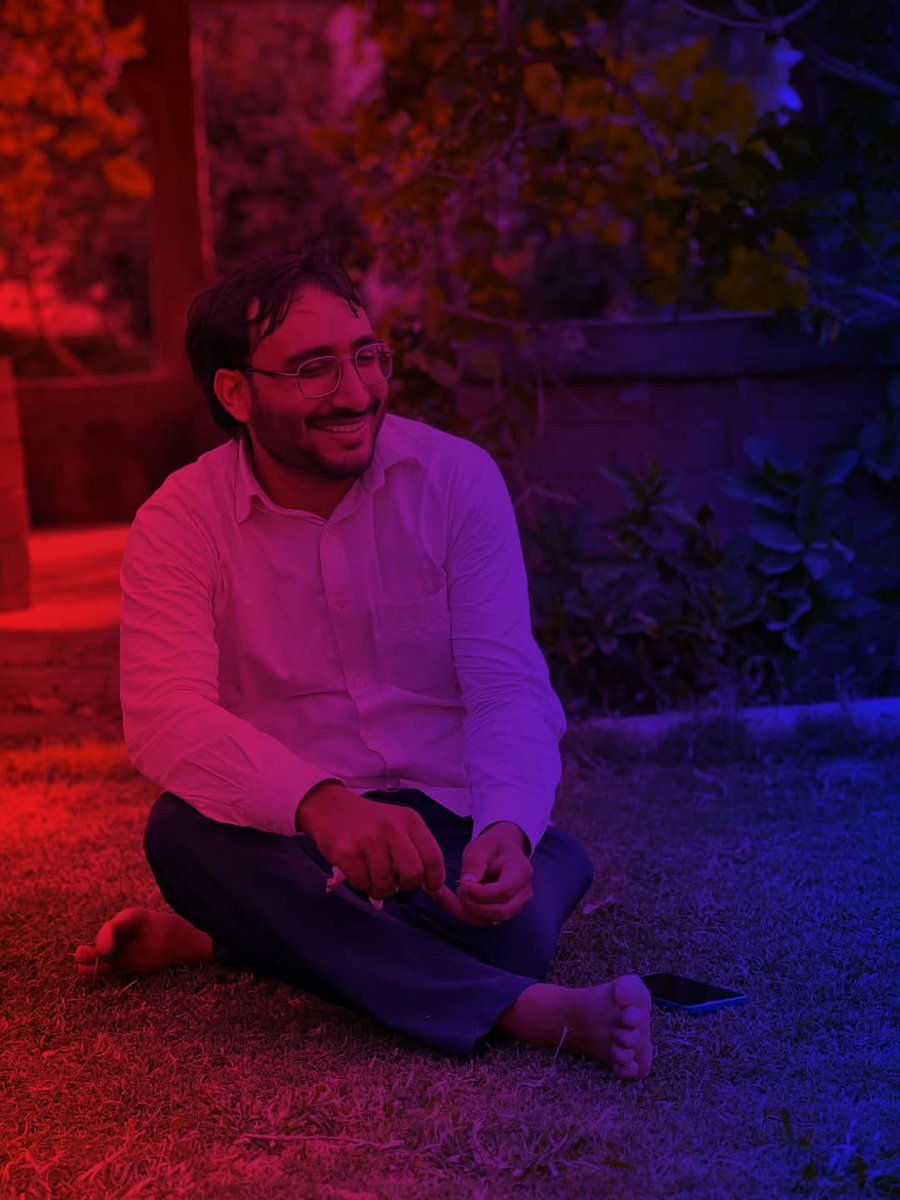 काली रातों से डरना छोड़े, जब आंखों में सपना जागे,
अंधेरे से न लड़ पाए जो, वो उजालों का क्या स्वाद जाने।

घनघोर अंधेरा भी छंटेगा बस तुम सुबह होने तक डटे रहो
#कहानी_अभी_बाकी_है