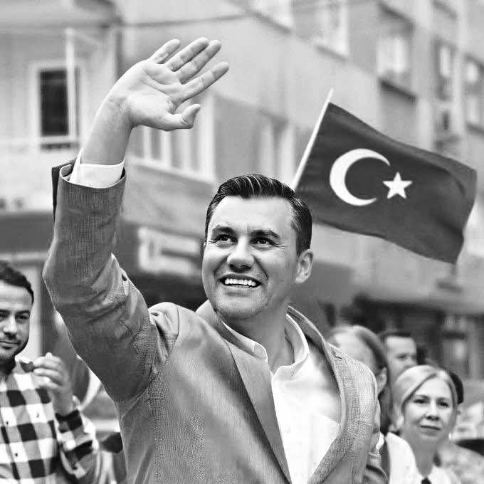 Tertemiz geldi,
tertemiz gitti...
Arkasında onurlu bir
imza bıraktı...
Aileye, sevdiklerine, sevenlerine başsağlığı ve sabır diliyorum...
Ruhu şad olsun...
#ferdizeyrek