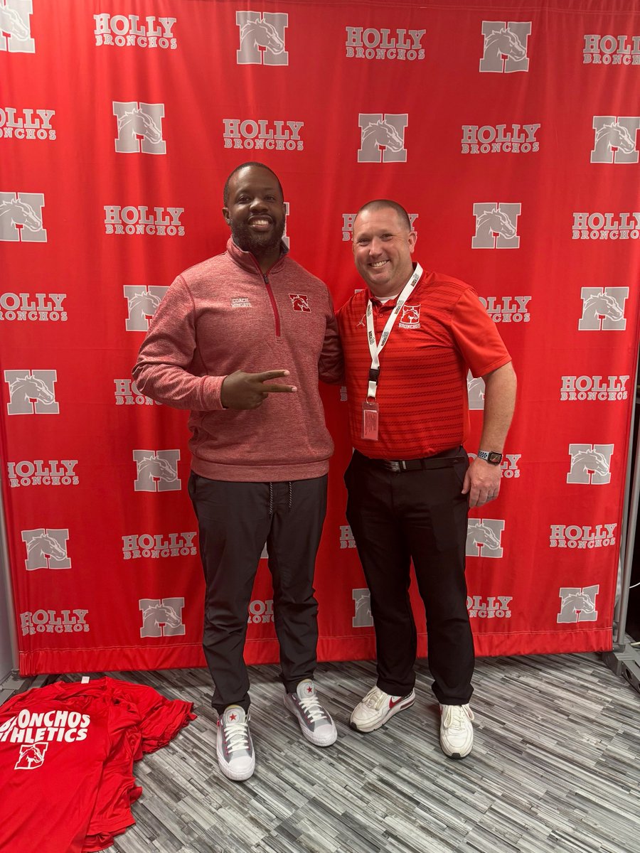 HollyBronchosAD tweet media