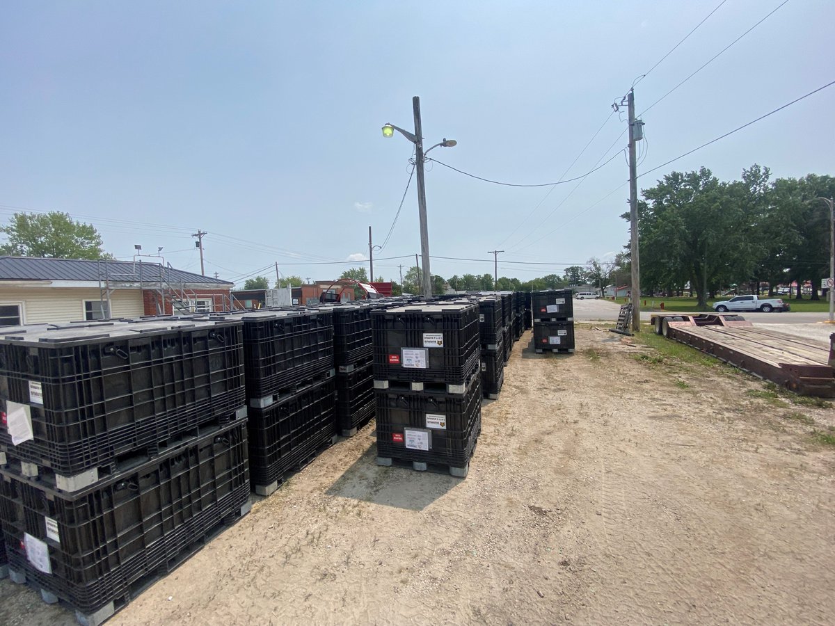 BurrusSeed's tweet image. 📸 #BurrusSeed intern Kyle Hays had another busy week: I cleaned up some grassy edges of a small corn plot with Kirk and went to LaPlata with Jake and broke down 82 boxes in a few hours together! #beastmode 💪🌽