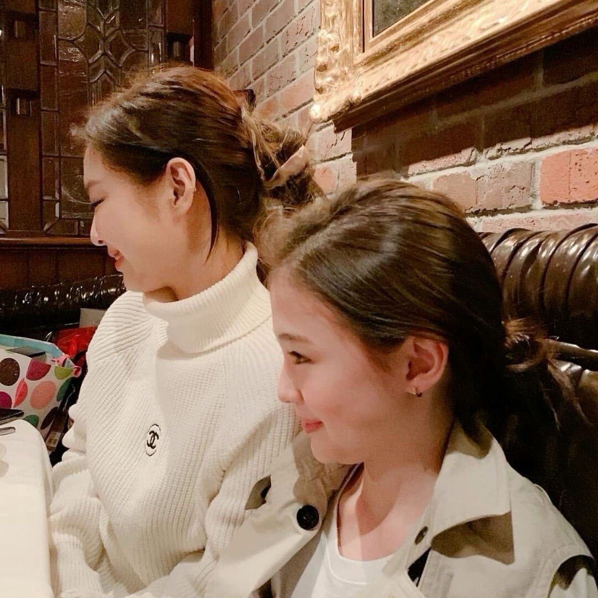 ellcybr's tweet photo. baby ella with jennie https://t.co/wgz9KGLpcB