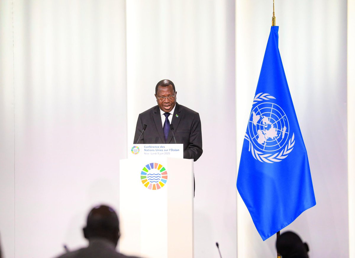 Hakingowi's tweet photo. 📍Paris, Ufaransa

Makamu wa Rais wa Jamhuri ya Muungano wa Tanzania Mhe. Dkt. Philip Mpango akihutubia Mkutano wa Tatu waUmoja wa Mataifa kuhusu Bahari (UNOC3), unaofanyikaJijini Nice nchini Ufaransa leo tarehe 09 Juni 2025. 

#UNOC2025 
 
📸:O/Makamu wa Rais https://t.co/Uqa5AgLPmb
