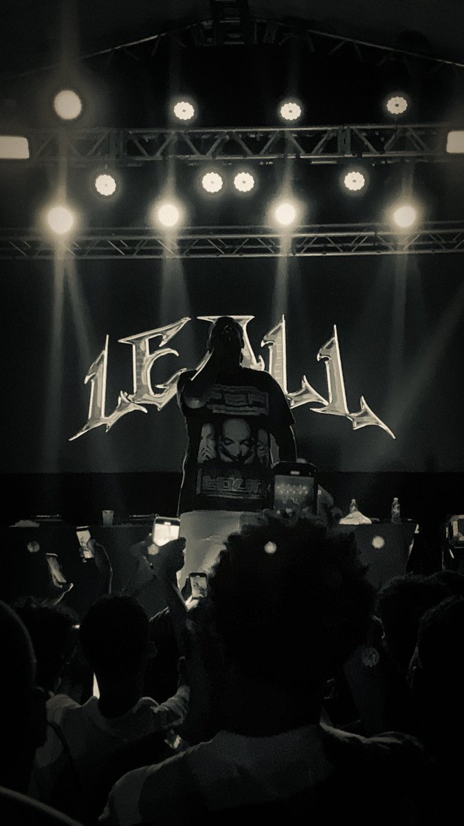DomBosco__'s tweet photo. Tirei umas fotinha até q daora do show do @yungLEALL https://t.co/uIPizK9EWc